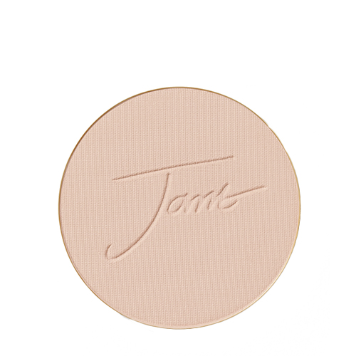 Een ronde vervangbare poederrefill van Jane Iredale PurePressed Base mineral foundation in de lichte tot medium tint Satin met het ingestanste Jane-logo.