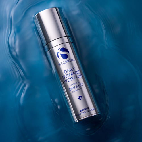 Zilveren flacon van iS Clinical Daily Dynamic Hydrator liggend in rimpelend blauw water