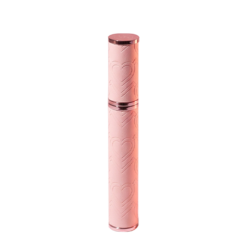 Een Cent Pur Cent-mascara in rose goud, met een roze huls en hartjesmotief, staat rechtop op een witte achtergrond.