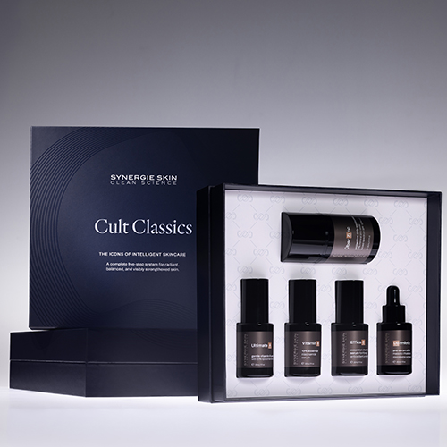 Opengeklapte verpakking van Synergie Skin Cult Classics met vijf huidverzorgingsproducten erin