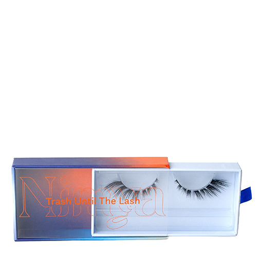 Een close up van de schuifverpakking voor Nimya nepwimpers, met de tekst 'Trash Until The Lash' zichtbaar op de verpakking en de wimpers in de witte lade.
