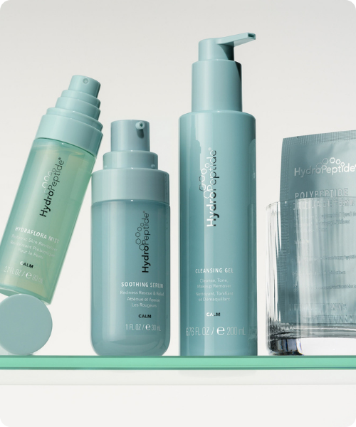 Hydropeptide calm productlijn met kalmerende lichtgroene flacons en een glas met skincare