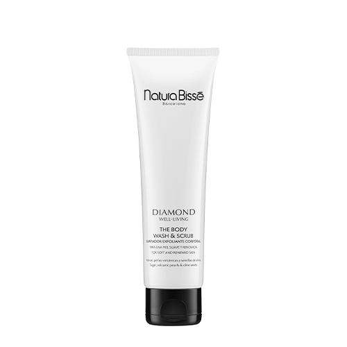 Een vooraanzicht van de Natura Bissé Diamond Well-Living The Body Wash & Scrub in een witte plastic tube met een zwarte klikdop. De productnaam en het logo zijn duidelijk gedrukt in het zwart. De tube staat rechtop tegen een witte achtergrond.