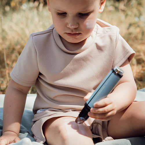 Refillable-Brush-Beachy-Blue-jongetje-smeert-zichzelf-in