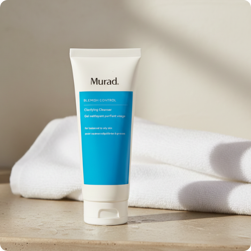 Een blauwe tube Murad Clarifying Cleanser Blemish Control op een witte handdoek