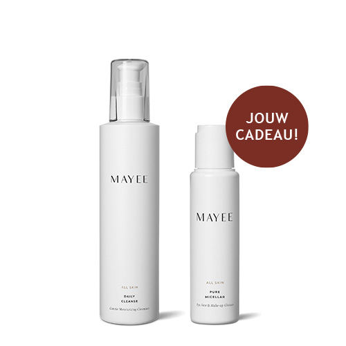 Witte flacon van MAYEE Daily Cleanse gecombineerd met een kleinere flacon van MAYEE Pure Micellar inclusief een bruine sticker met de tekst Jouw cadeau
