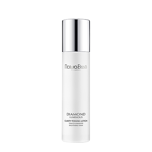 Een witte fles Natura Bissé Diamond Luminous Clarity Toning Lotion met een zilveren dop en zwarte tekst.