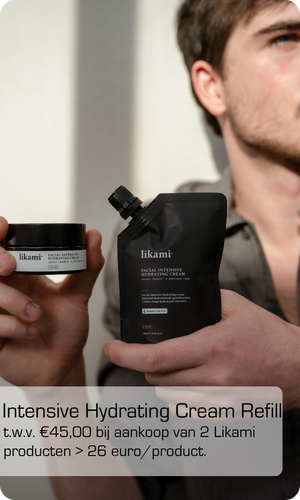 Een man houdt een glazen potje en de navulverpakking van de Likami Facial Intensive Hydrating Cream vast, met onderaan een actietekst.