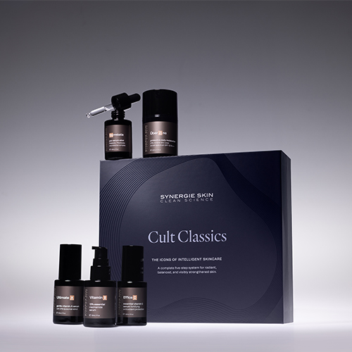 Sfeeropstelling met de geschenkdoos en verschillende flesjes en pompjes van Synergie Skin Cult Classics