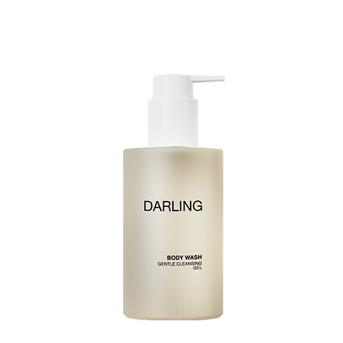 Een minimalistische, beige-goudkleurige fles DARLING Body Wash Gentle Cleansing Gel met een wit pompje.