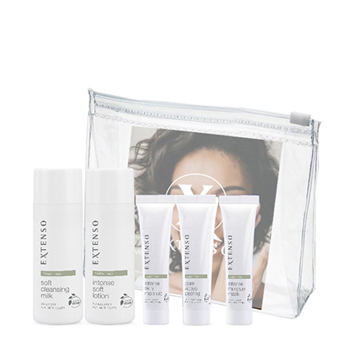 Een Extenso travel set bestaande uit vijf verzorgingsproducten in een transparante toilettas op een witte achtergrond