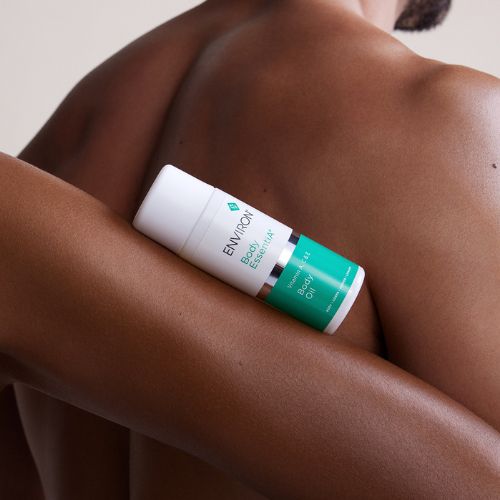 Sfeerbeeld van Environ Body EssentiA Body Oil liggend op een gladde, gehydrateerde huid.