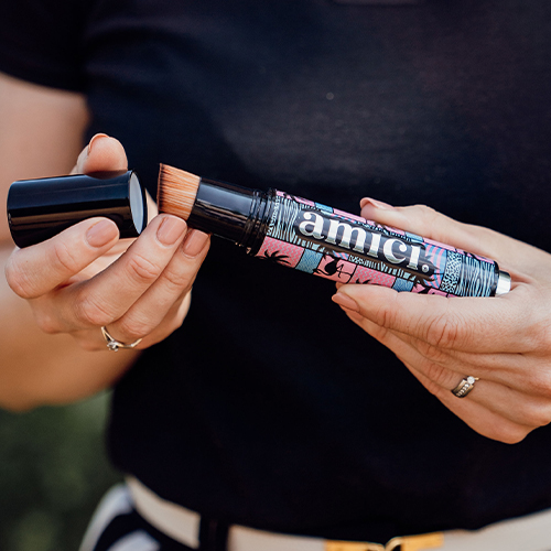 Refillable-Brush-Miami-Madness-vrouw-doet-dop-terug-op-de-brush