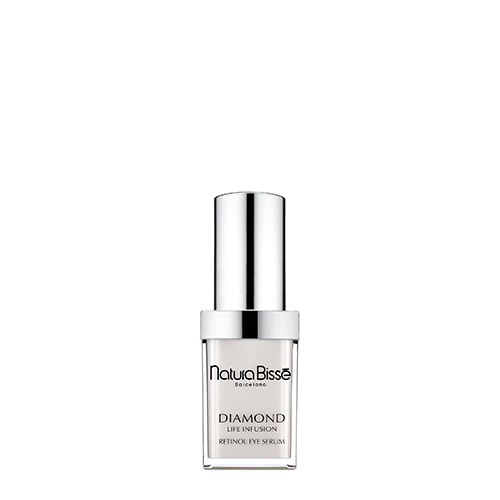 Een zijdezachte veeg van de goudkleurige, glanzende Diamond Life Infusion serumtextuur op een witte achtergrond.