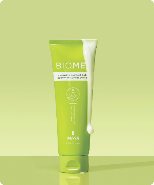 IMAGE-Skincare-Biome+-Cleansing-Comfort-balm witte-textuur-op-fles-groene-achtergrond-en-vloer-en-groene-tube-staand-recht-op-118ml