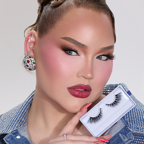 NikkieTutorials presenteert de kunstwimpers in verpakking in een sfeervolle setting