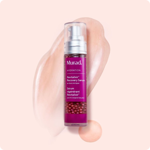 Een flacon Murad Revitalixir Recovery Serum met roze pareltjes, geplaatst op een roze geltextuur swipen op een lichtroze achtergrond.