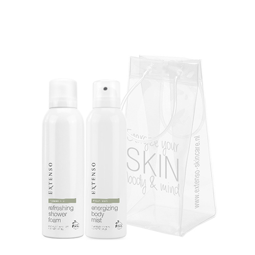 Een witte cadeauset van Extenso Skincare in een transparante draagtas, bestaande uit een flacon 'Refreshing Shower Foam' en een flacon 'Energizing Body Mist'. Op de tas staat de tekst 'Energize your SKIN body & mind'.