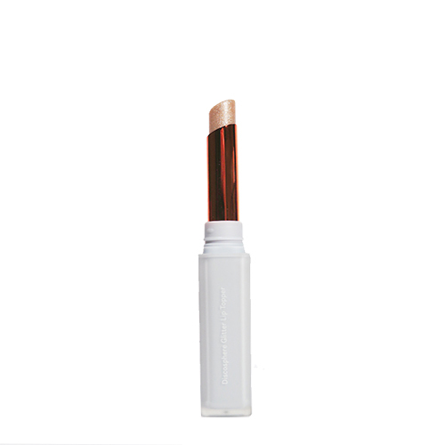 Een open witte huls met goudkleurige lippenstift met glitter genaamd Dressed In Diamonds tegen een witte achtergrond