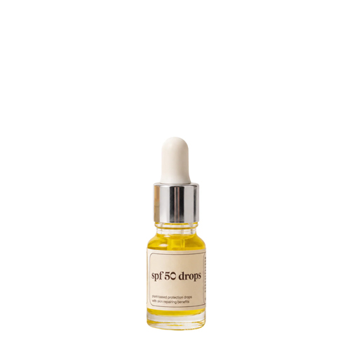 Een klein glazen pipetflesje met gele SPF 50 drops van het merk Prescription tegen een egale witte achtergrond.