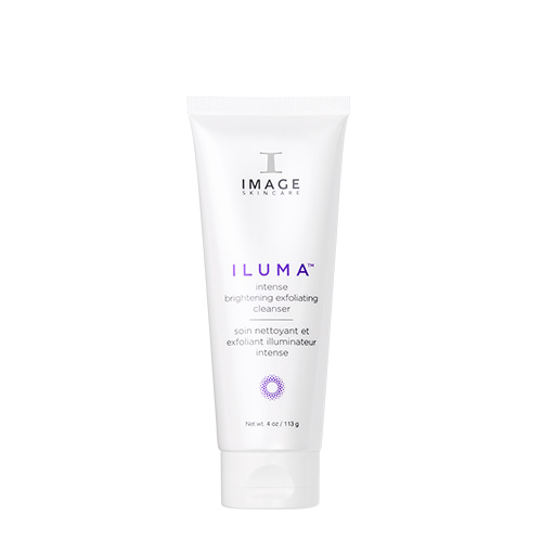 Een staande tube van de Image Skincare Iluma Intense Brightening Exfoliating Cleanser tegen een witte achtergrond.
