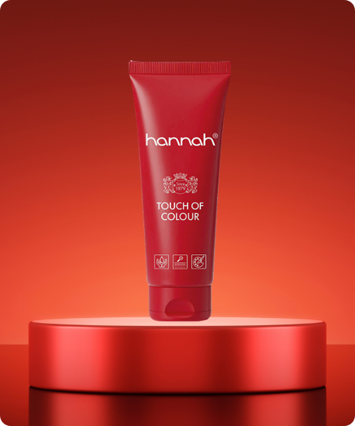 n rode tube hannah Touch of Colour gepresenteerd op een rond, rood plateau tegen een dieprode achtergrond.