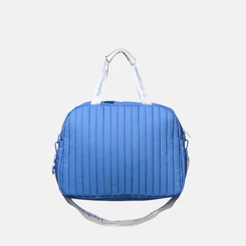 licht blauwe duffly tas van HydroPeptide op een lichtgrijze achtergrond