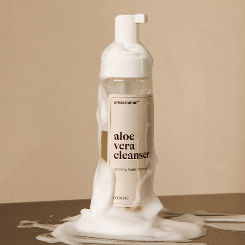 Fles prescription aloe vera cleanser bedekt met rijk reinigingsschuim op een tafel