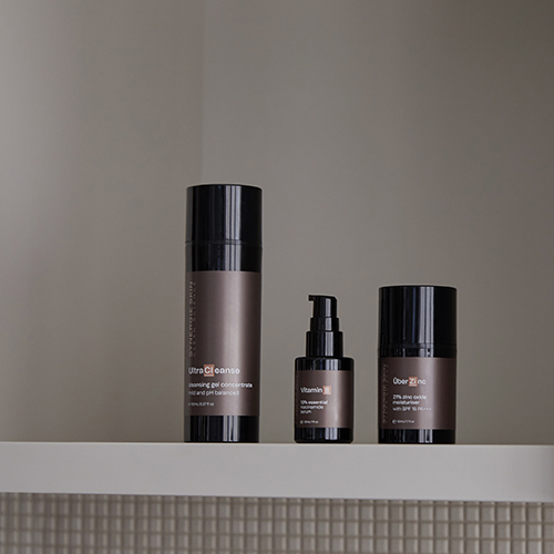 Drie losse huidverzorgingsproducten van Synergie Skin Best Sellers Edit opgesteld op een plankje
