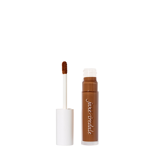 Een geopende transparante flacon van Jane Iredale PureMatch Liquid Concealer in de kleur 15W Deeper op een witte achtergrond. De applicator is uit de huls gehaald en toont de zeer diepe, warme concealertint