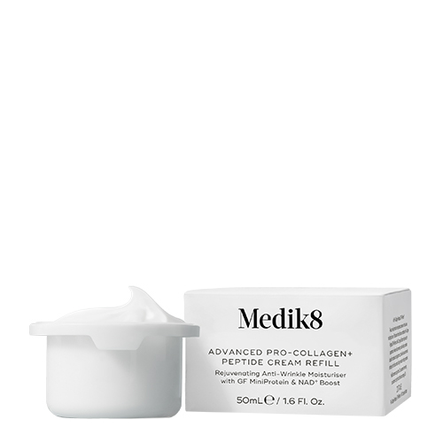 Een potje refill en de verpakking van de Medik8 Advanced Pro Collagen Peptide Cream met daarnaast een toefje witte crème
