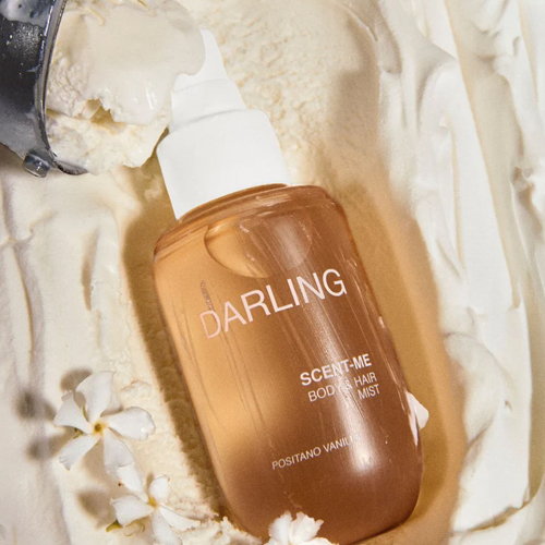 Een close up van de Darling Scent Me Positano Vanilla mist liggend in romig vanille ijs versierd met kleine witte jasmijnbloemetjes en een ijslepel