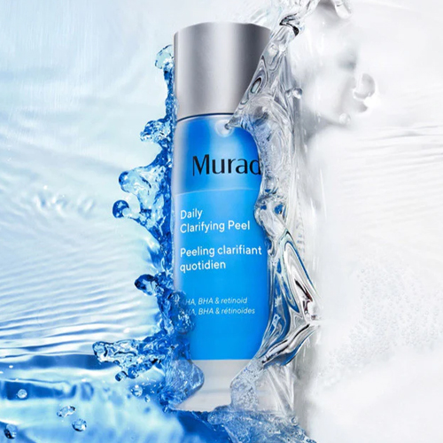 Flesje van de Murad Daily Clarifying Peel omringd door water