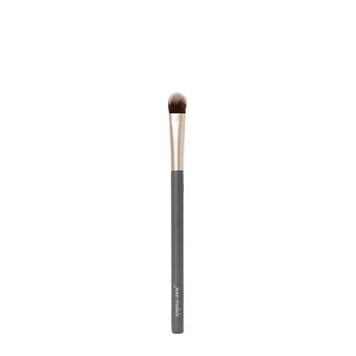 Jane Iredale Fluffy Eye Brush met een grijze steel, goudkleurige huls en een zachte, fluffy borstelkop voor het blenden van oogschaduw
