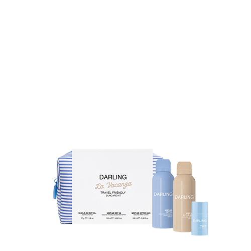 De complete inhoud van de reisvriendelijke Darling La Vacanza Suncare Kit met een gestreept toilettasje, een zonnebrandstick, een zonnebrandspray en een aftersun spray.