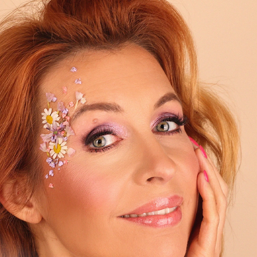 Subtiel-geparfumeerde-flower-blush-met-glans-en-natuurlijke-oliën-voor-frisse-teint