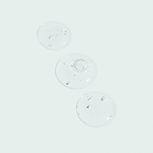 Een glazen pipet met een druppel helder, stroperig Ageless Hyaluronic Filler serum.