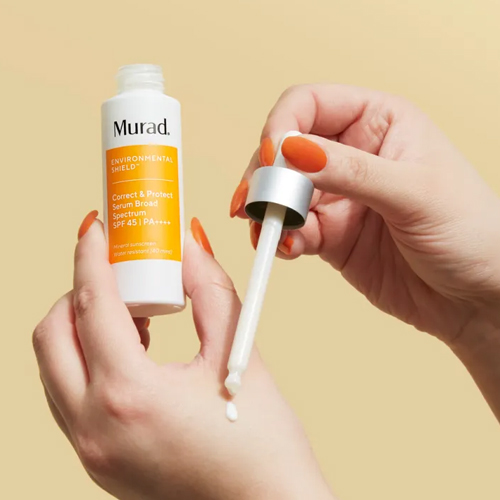 Hand die het pipetje met textuur van Murad Correct and Protect Serum laat zien