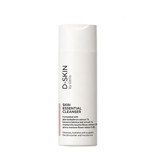 Een witte rechtopstaande fles van de D-SKIN door Delia Huid Essentiële Reiniger. Het product heeft een roze rechthoek onderaan de tekst.