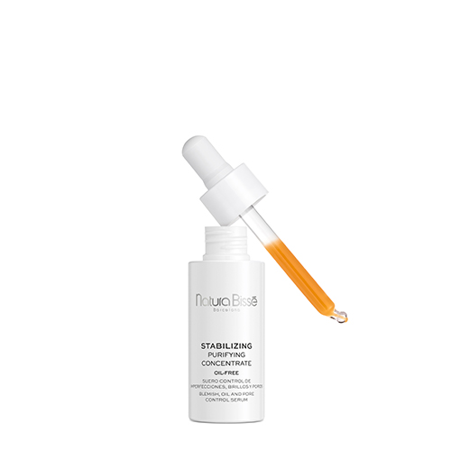 De geopende flacon van Natura Bissé Stabilizing Purifying Concentrate waarbij de glazen pipet de oranje, olie-vrije vloeistof toont.