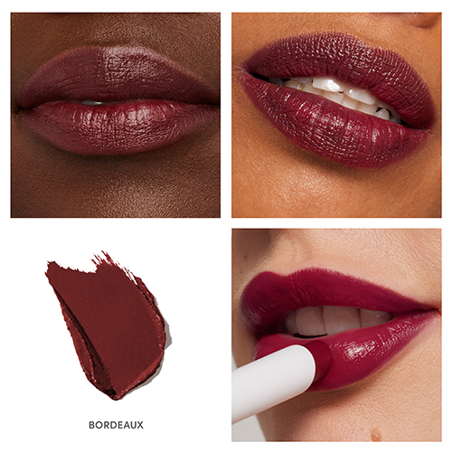 Vierdelige collage met close-ups van de lipstick in de kleur bordeaux op verschillende huidtinten, een romige textuurveeg en applicatie op de lippen.