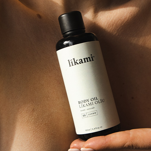 Deze body oil is een stimulerende en voedende lichaamsolie voor de normale tot droge huid met amandelolie, avocado- en arganolie die de huid intens voeden en hydrateren. snel-absorberende-niet-vette-lichaamsolie-van-likami