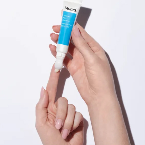 Het aanbrengen van Murad Targeted Pore Corrector op een vinger