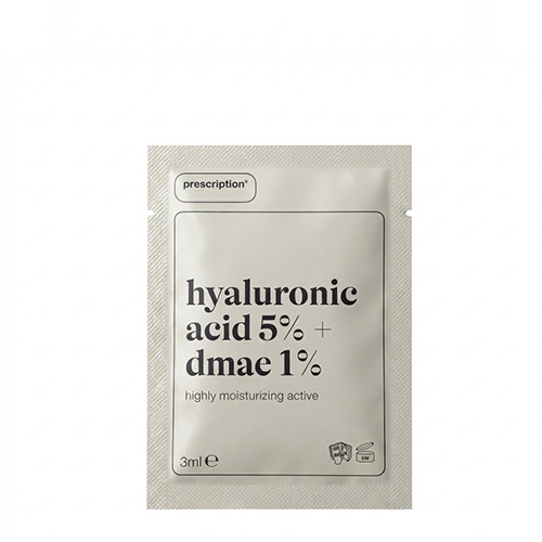 Een witte sachetverpakking van Prescription hyaluronzuur en dmae op een lichte achtergrond. De verpakking toont de zwarte tekst hyaluronic acid 5% + dmae 1% en de aanduiding 3ml e.