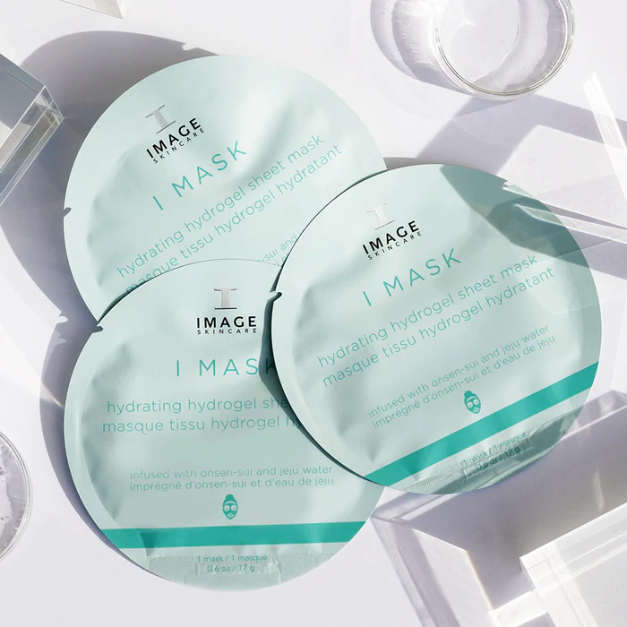 Drie ronde, lichtblauwe sachets van het IMAGE Skincare hydraterende hydrogel masker op een lichte ondergrond met wateraccenten.