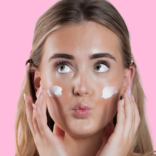 Moisture-Moment-model-cream-op-gezicht