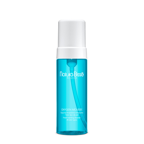 Een transparante blauwe pompflacon van Natura Bissé Oxygen Mousse met een witte dop.