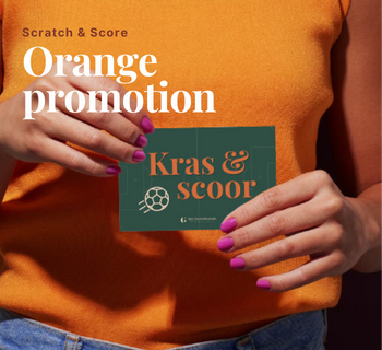 Close-up van de groene 'Kras & scoor' kraskaart van Het Cosmeticanest, omringd door de tekst 'Scratch & win WK ACTIE'.