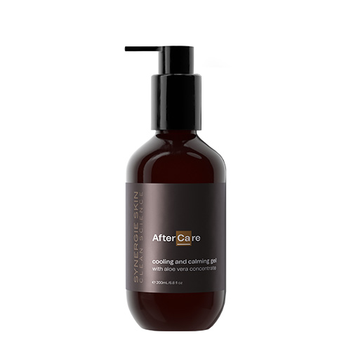 Een studio productfoto van een donkerbruine fles Synergie Skin AfterCare cooling and calming gel van 200ml met een zwarte pompknop tegen een witte achtergrond.