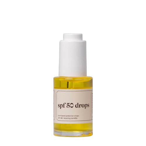 Een studiofoto van een glazen flesje Prescription spf 50 drops met gele inhoud en een witte pipetdop tegen een witte achtergrond.